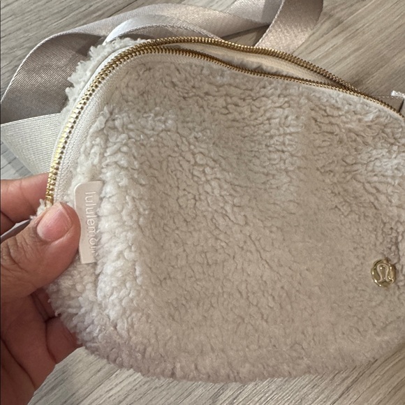 lululemon belt bag fleece version with gold hardware - Picture 2 of 7